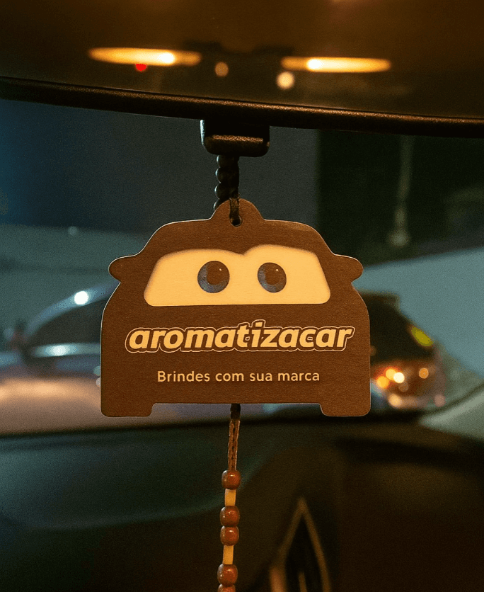 Aromatizante Aromatizacar pendurado no retrovisor à noite