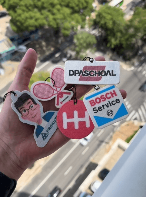 Diversos aromatizantes personalizados com logos de empresas na mão